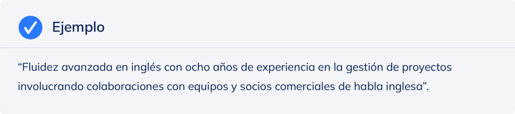 Ejemplo de cómo incluir idiomas en tu currículum utilizando una barra lateral.